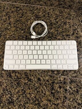 Apple Compact White Bluetooth Keyboard with Charging Cable